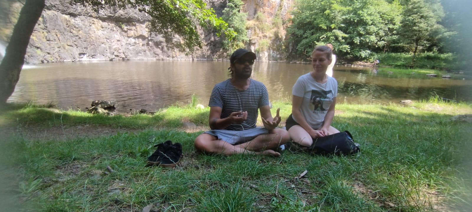Veer et Jyoti assis côte à côte au bord de la rivière, en fin de journée